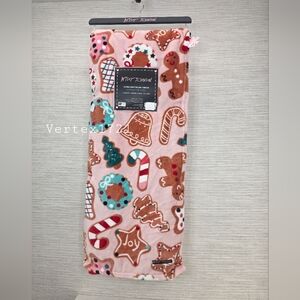 BNWT BETSEY JOHNSON Christmas Holiday Tree Star Cookies Plush Blanket Throw